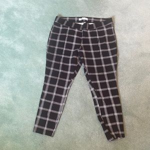 Old navy Stevie pont knit legging. Black and white plaid. Size XL